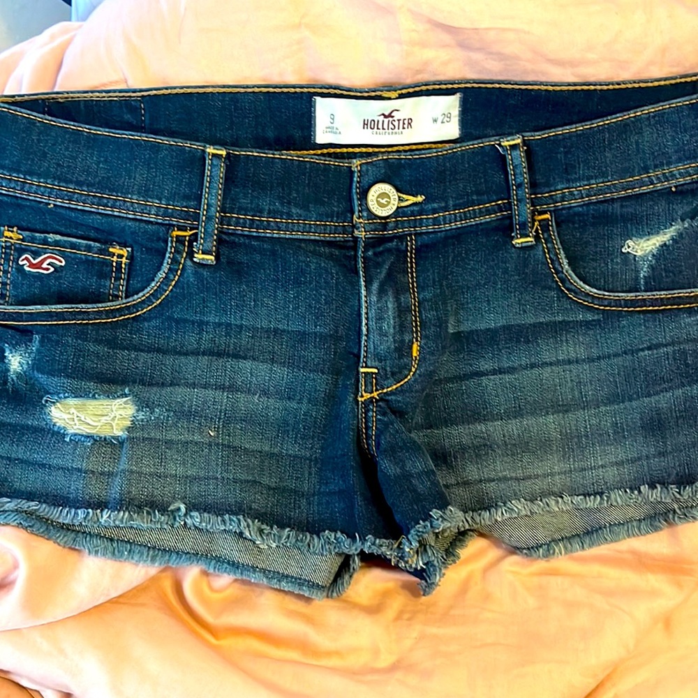 New without tags Jean shorts hollister brand, didn’t fit me when purchased